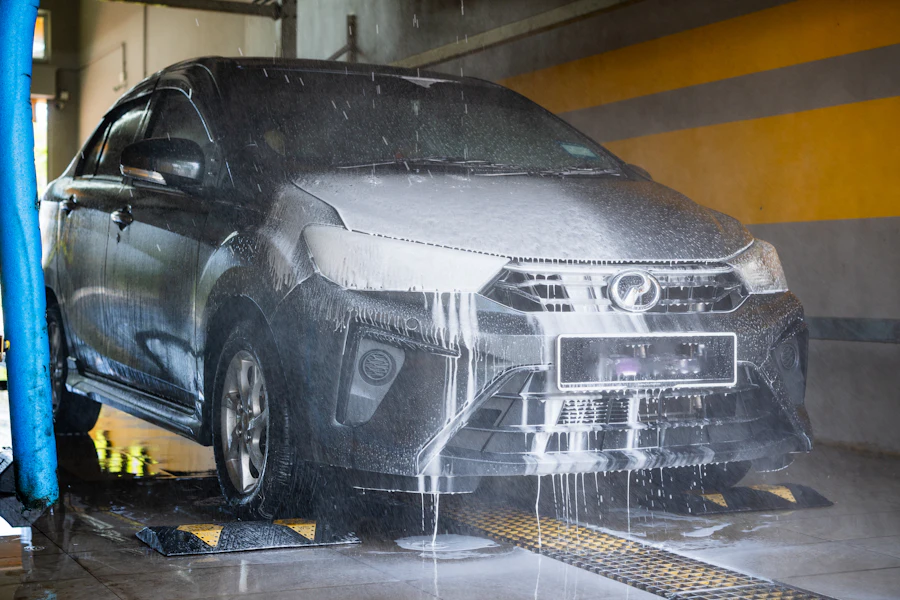Auto cubierto de espuma durante el lavado en el lavadero
